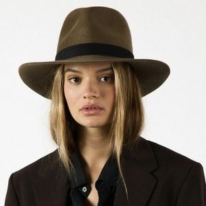 Janessa Leone Luca hat